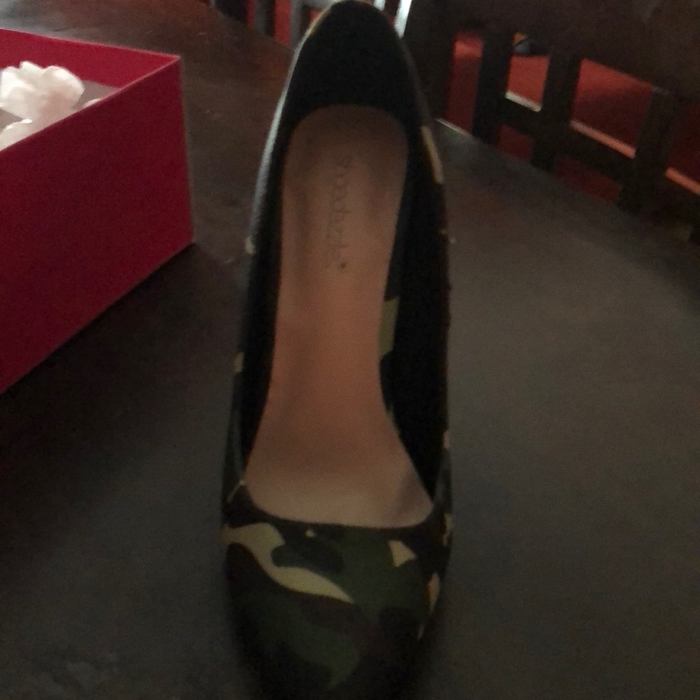 Shoes - Picture 2 of 3